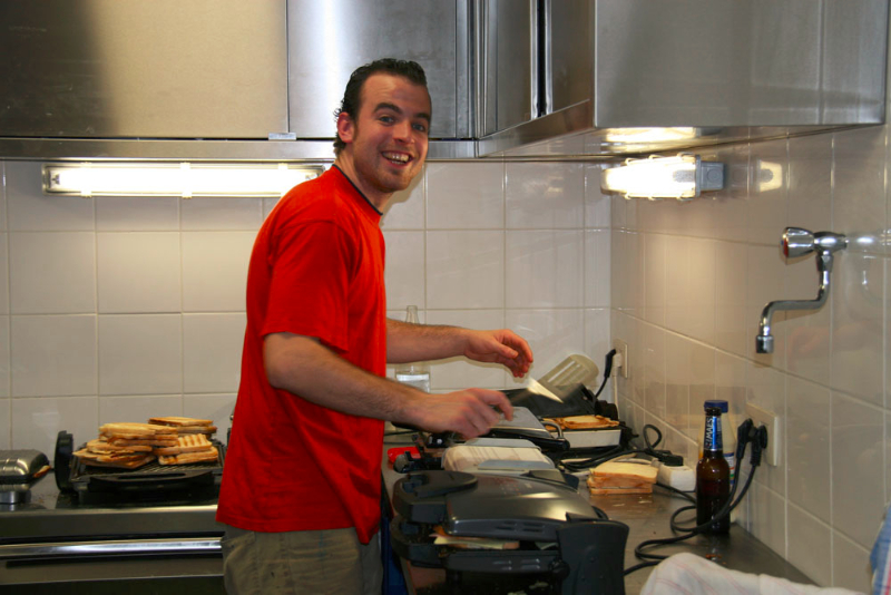 Chefkok Mattie achter zijn croquetoestellen