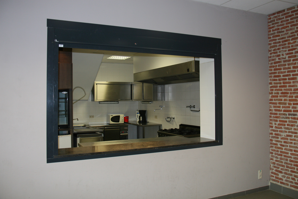 zicht-op-keuken-vanuit-feestzaal