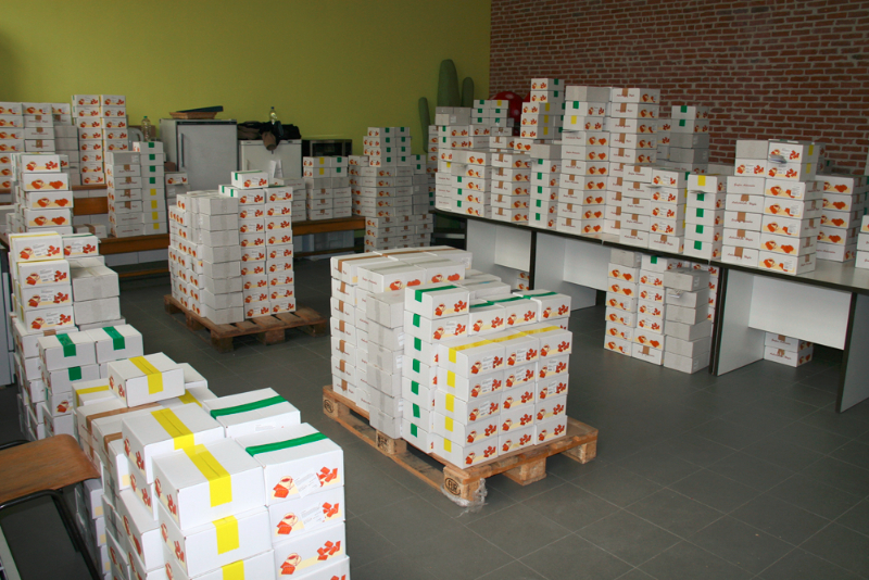 De 1200 dozen verdeeld in stapels voor onze leden